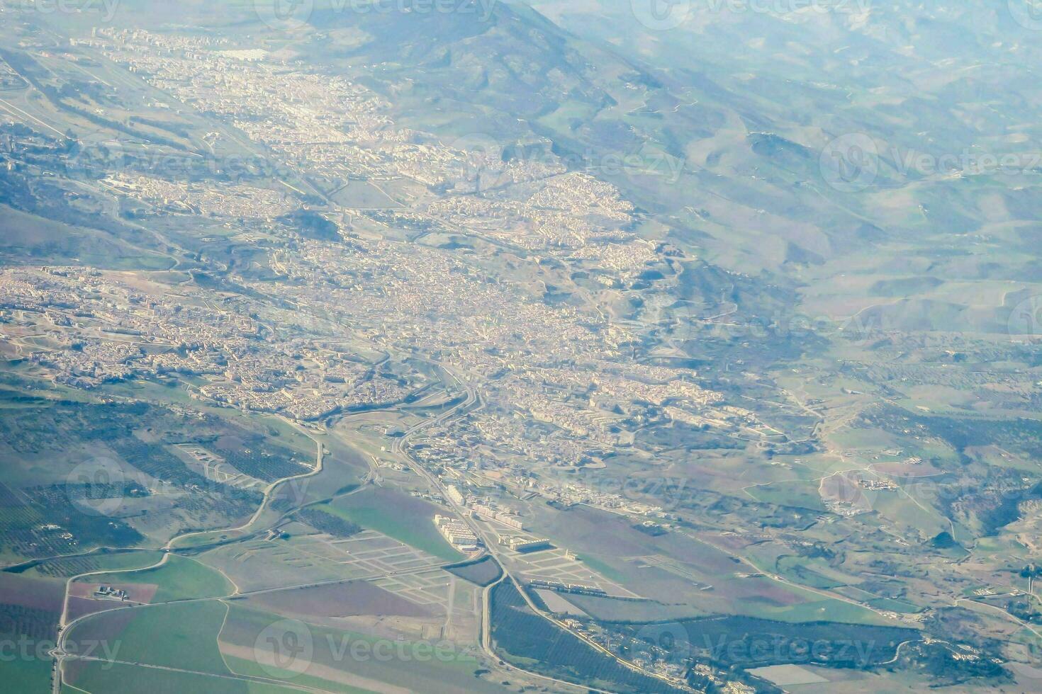 un aérien vue de une vallée et montagnes photo