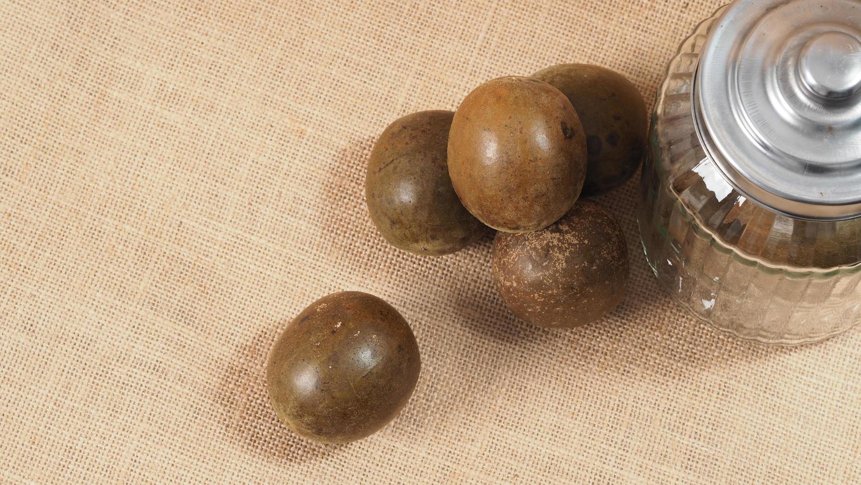 fruit de moine ou luo han guo. fruits secs pour une boisson édulcorante saine. photo