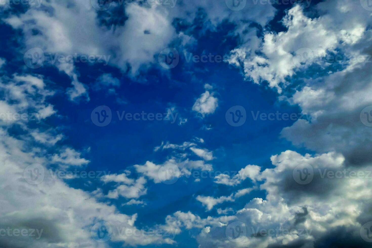 une bleu ciel avec des nuages photo