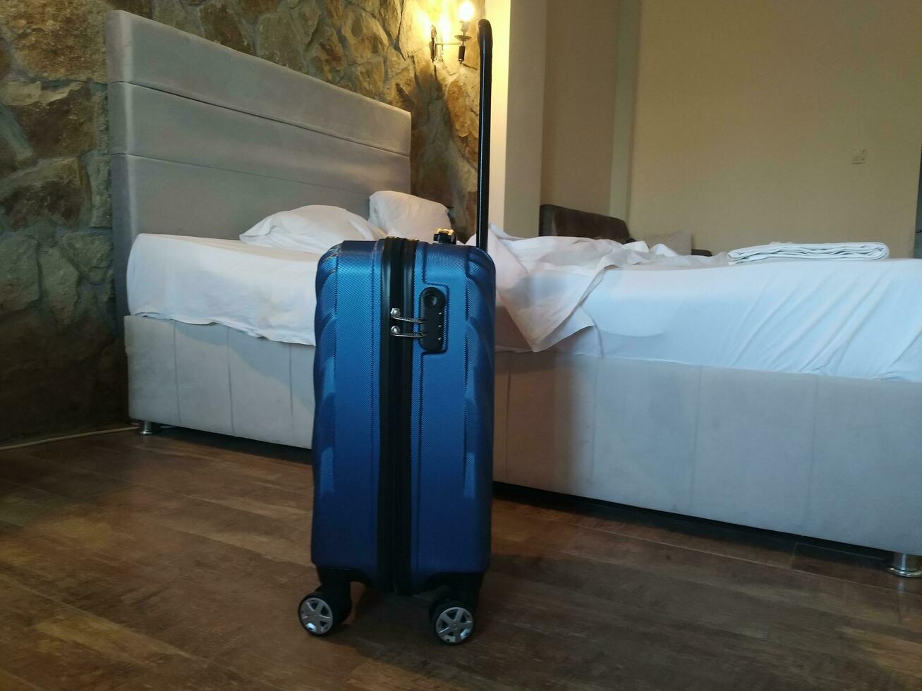 bagage dans le Hôtel chambre, prêt à Voyage. Voyage concept photo