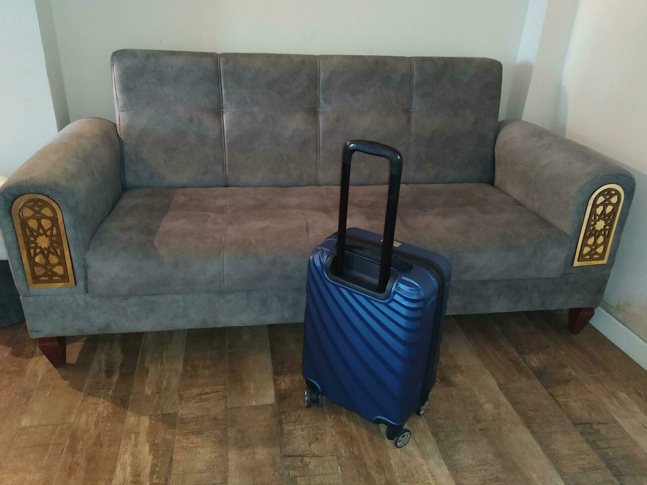 bagage dans le Hôtel chambre, prêt à Voyage. Voyage concept photo