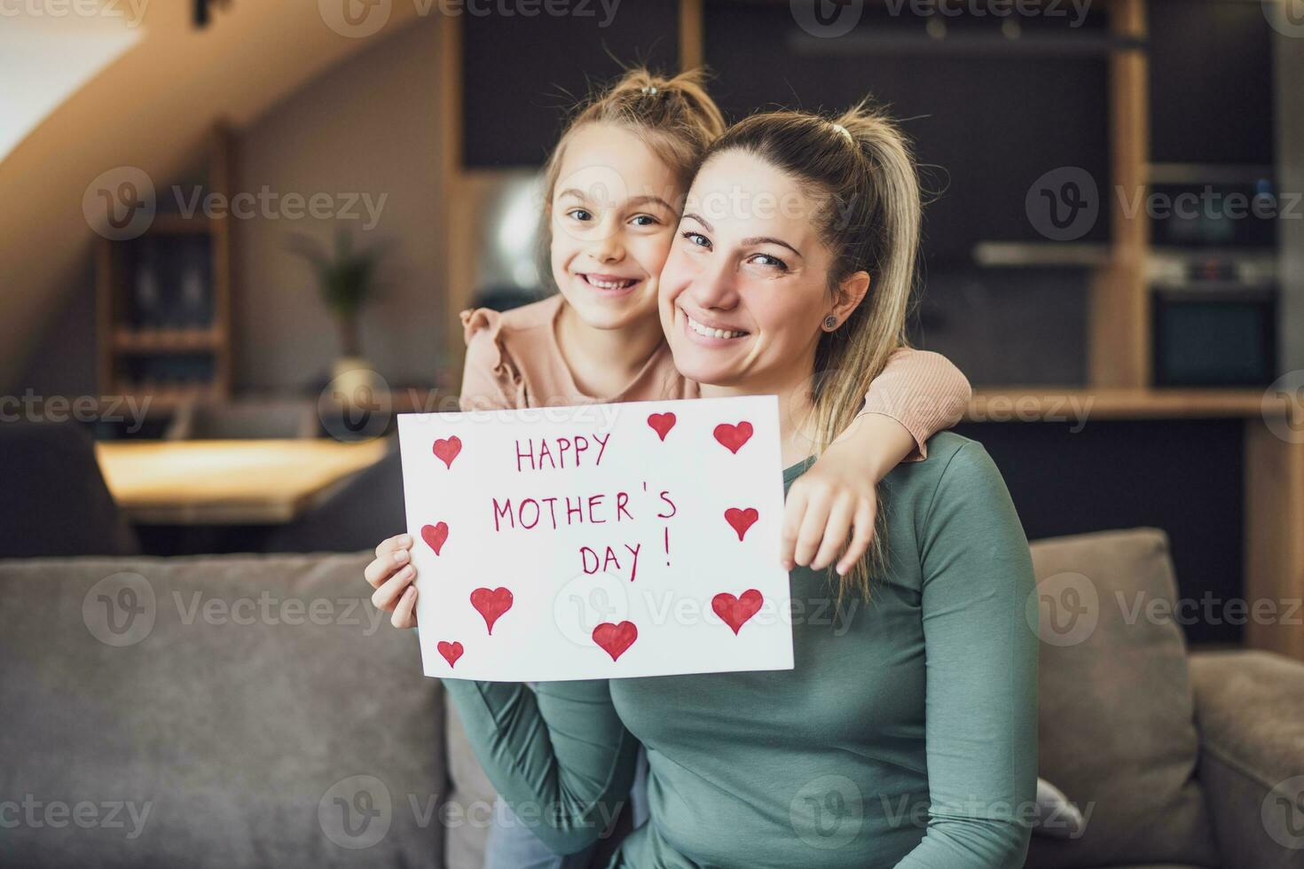 content mère et fille avec cœur formes et texte sur salutation carte. de la mère journée concept. photo