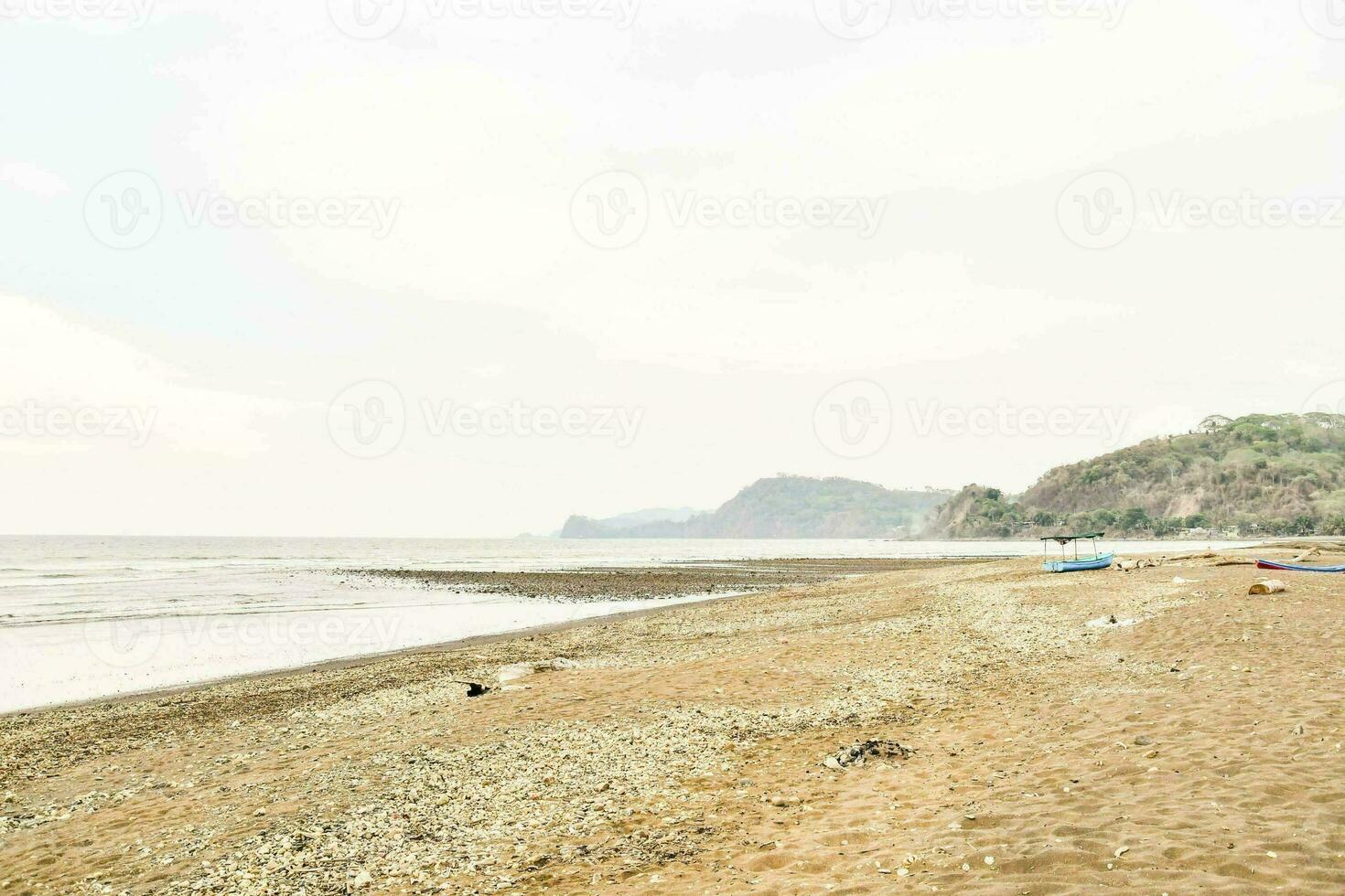une plage sur une gris journée photo
