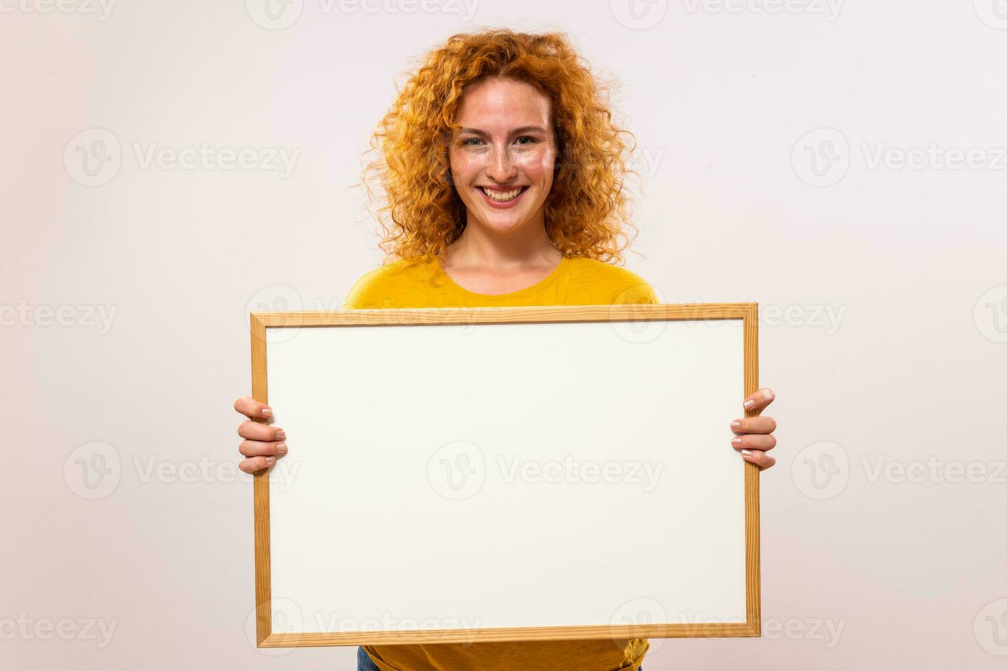 magnifique gingembre femme est en portant blanc planche photo