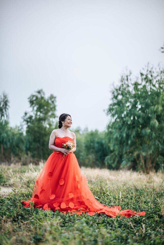 belle mariée en robe de mariée affichage dans la nature photo