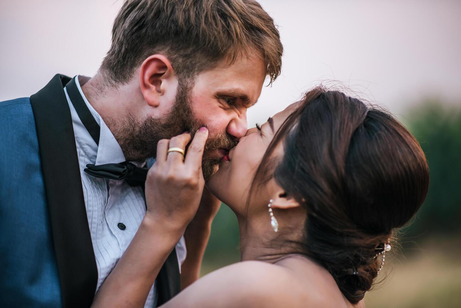 les mariés passent du temps romantique et sont heureux ensemble photo