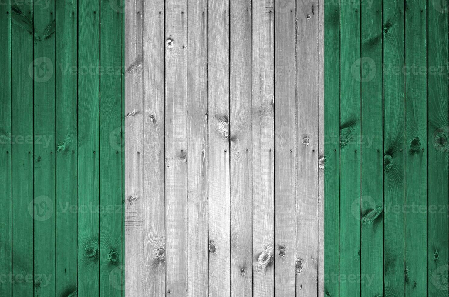 Nigeria drapeau représenté dans brillant peindre couleurs sur vieux en bois mur. texturé bannière sur rugueux Contexte photo