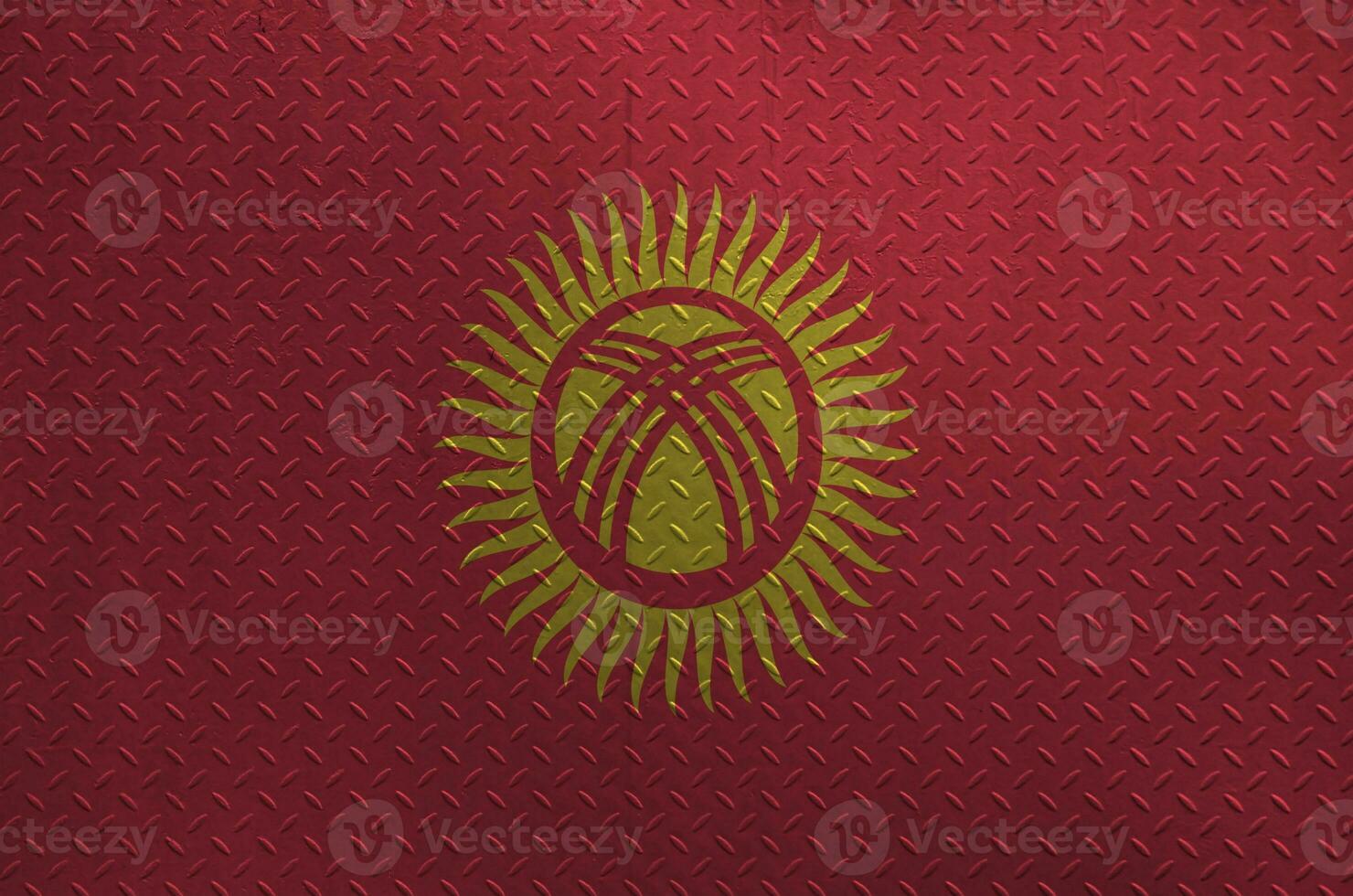 Kirghizistan drapeau représenté dans peindre couleurs sur vieux brossé métal assiette ou mur fermer. texturé bannière sur rugueux Contexte photo