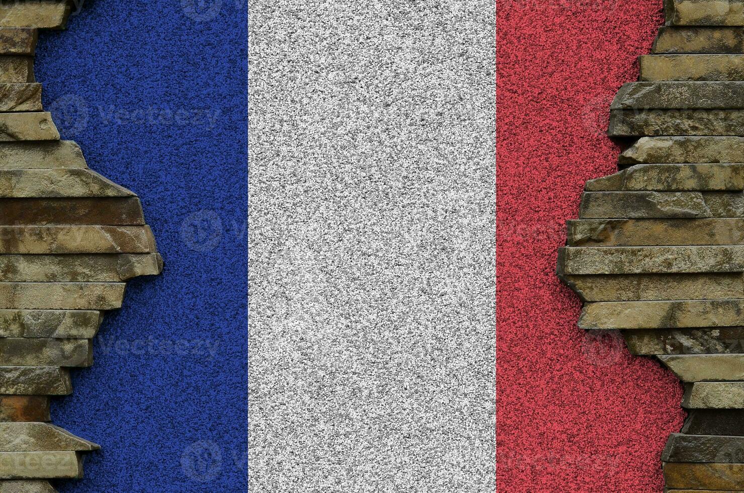 France drapeau représenté dans peindre couleurs sur vieux pierre mur fermer. texturé bannière sur Roche mur Contexte photo