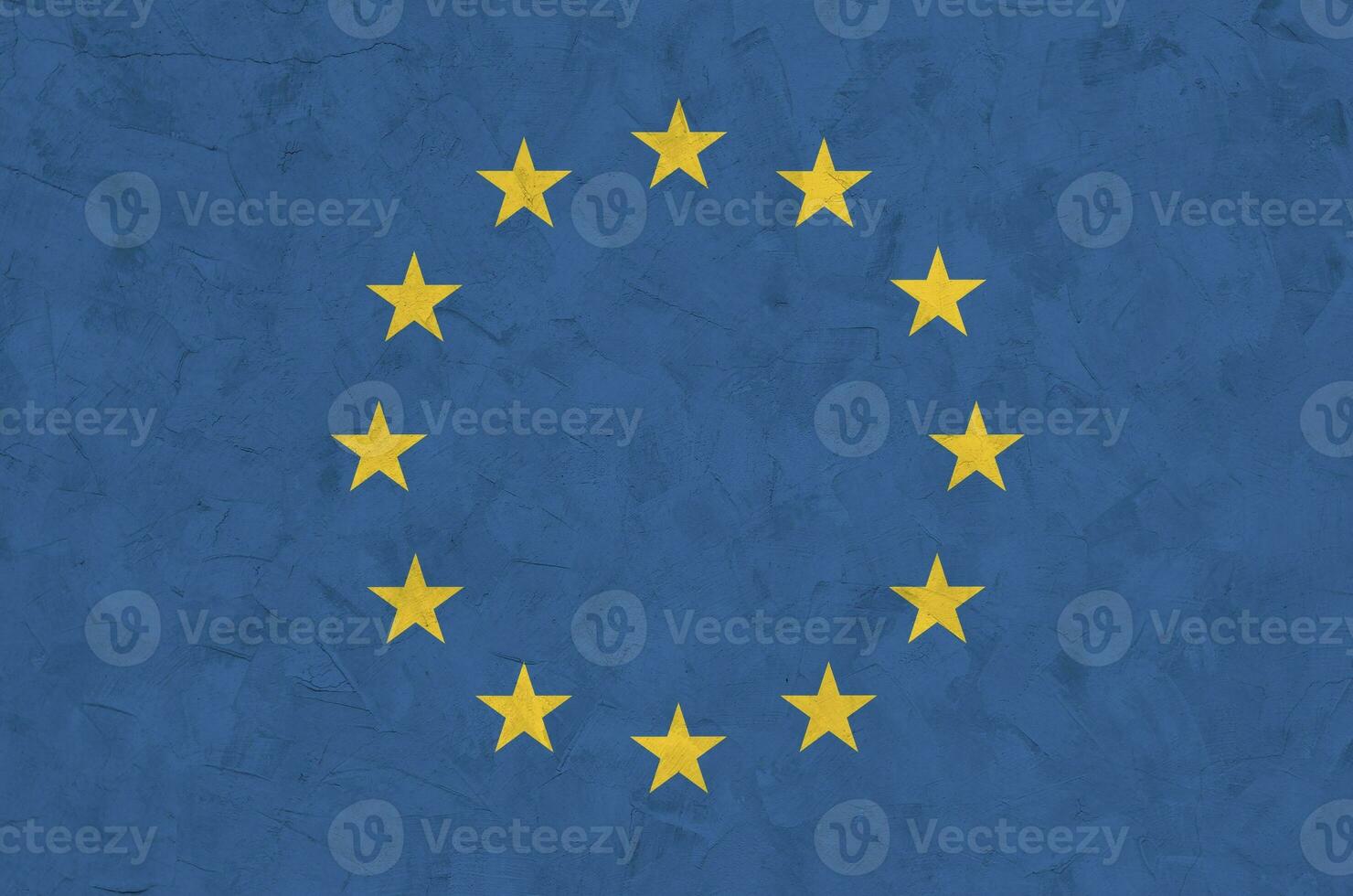 européen syndicat drapeau représenté dans brillant peindre couleurs sur vieux le soulagement plâtrage mur. texturé bannière sur rugueux Contexte photo