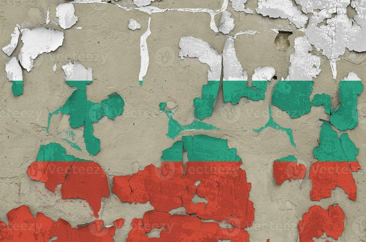 Bulgarie drapeau représenté dans peindre couleurs sur vieux obsolète désordonné béton mur fermer. texturé bannière sur rugueux Contexte photo