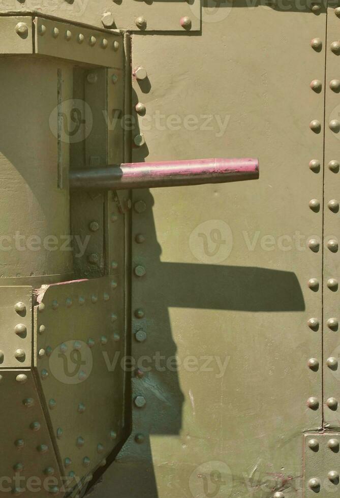 la texture de la paroi du réservoir, en métal et renforcée par une multitude de boulons et de rivets. images du revêtement d'un véhicule de combat de la seconde guerre mondiale avec une mitrailleuse guidée photo