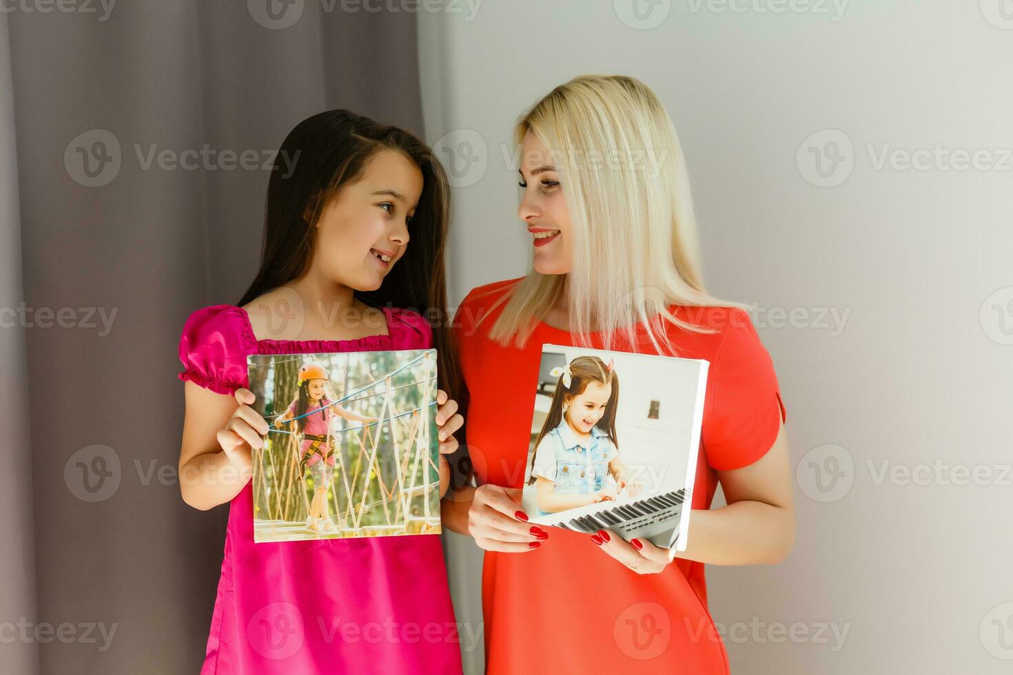 mère et enfant tenir photo Toile dans le intérieur