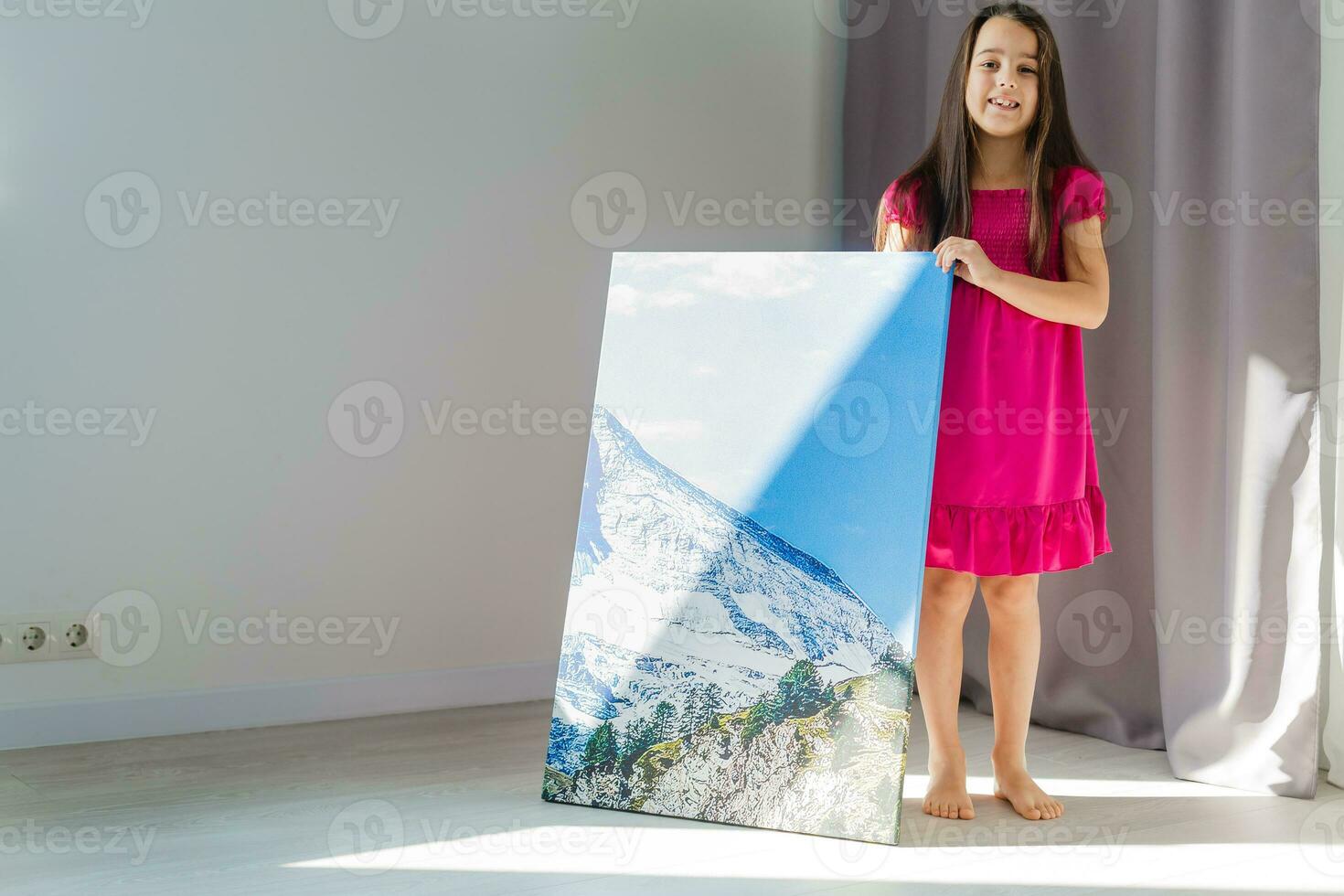 mignonne peu fille en portant photo Toile à Accueil