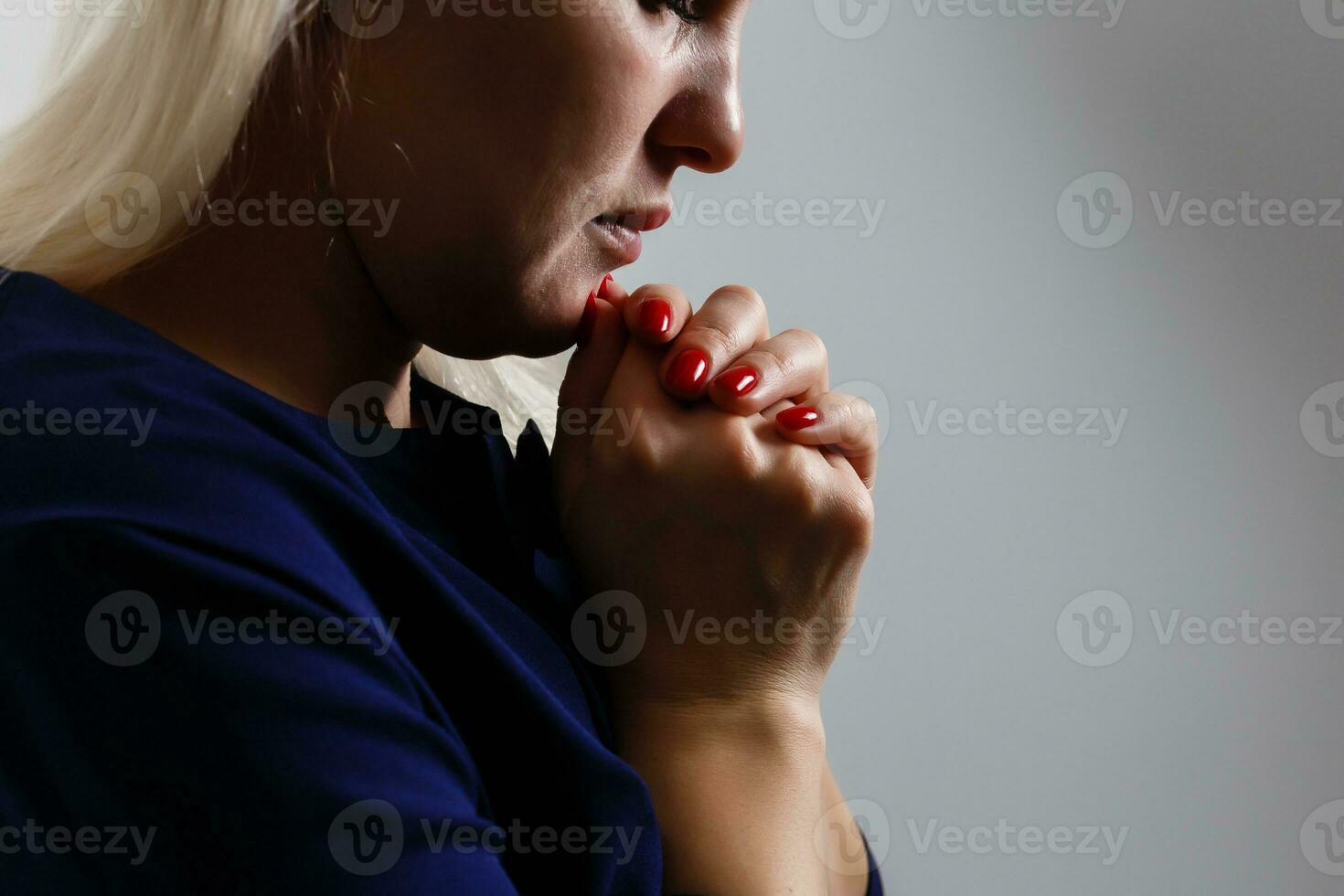 fermer portrait de une Jeune femme prier photo
