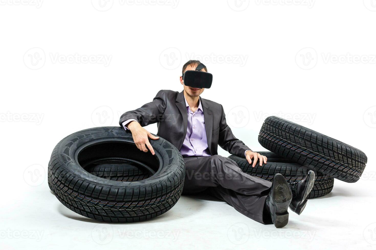 voiture Marchand homme avec virtuel des lunettes en portant voiture pneu sur une blanc Contexte photo