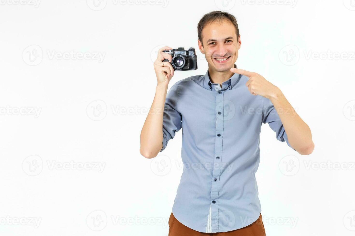 Beau Jeune homme en portant une caméra. sur blanche. photo