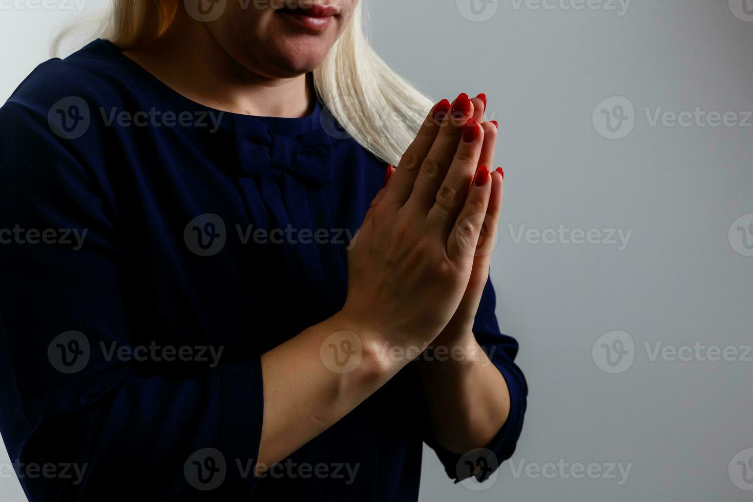 fermer portrait de une Jeune femme prier photo