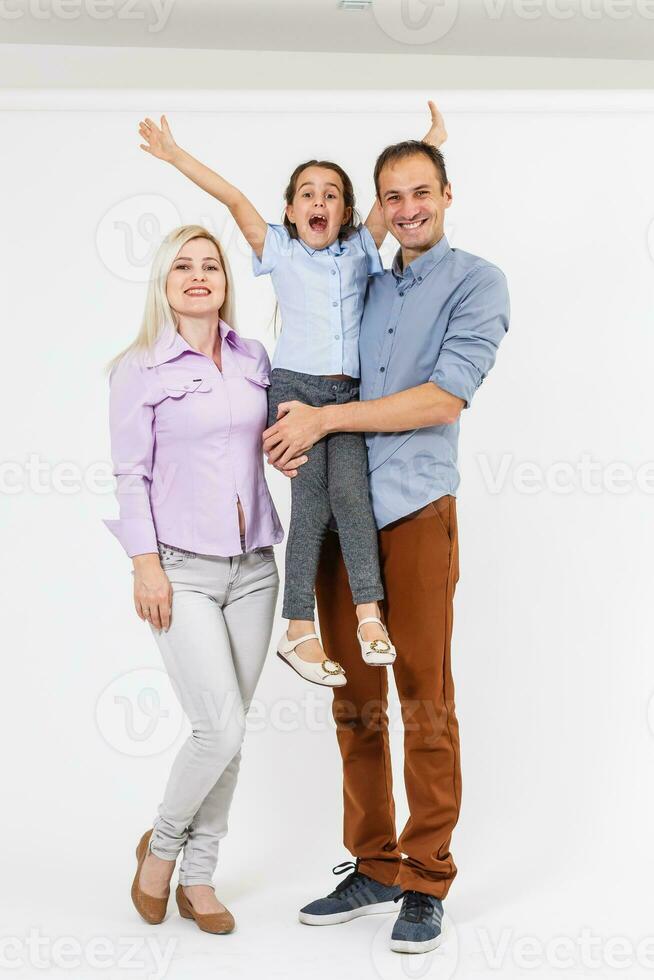 portrait de Jeune couple ayant amusement avec leur fille. isolé sur blanc Contexte. photo