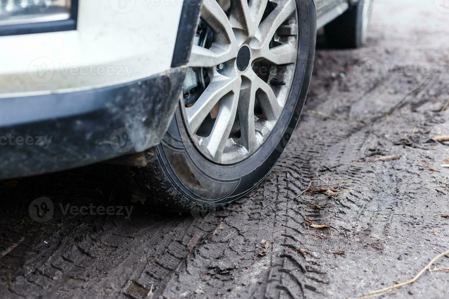 roues de une blanc voiture dans le boue photo