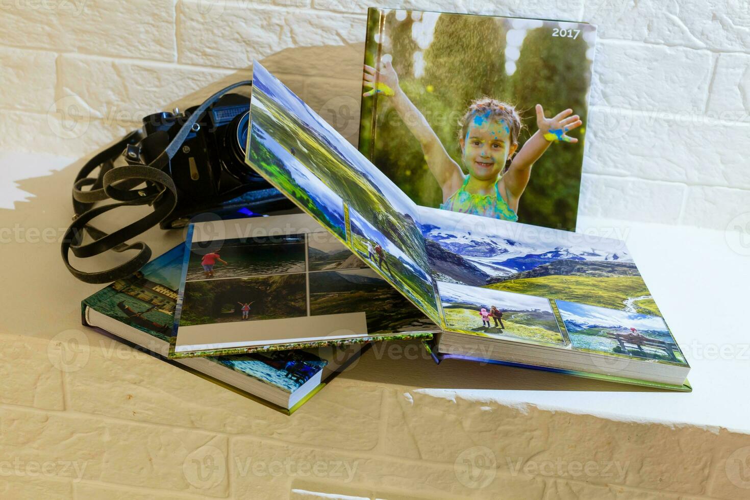 proche en haut photo de vieux caméra lentille plus de en bois tableau. image est rétro filtré. sélectif concentrer