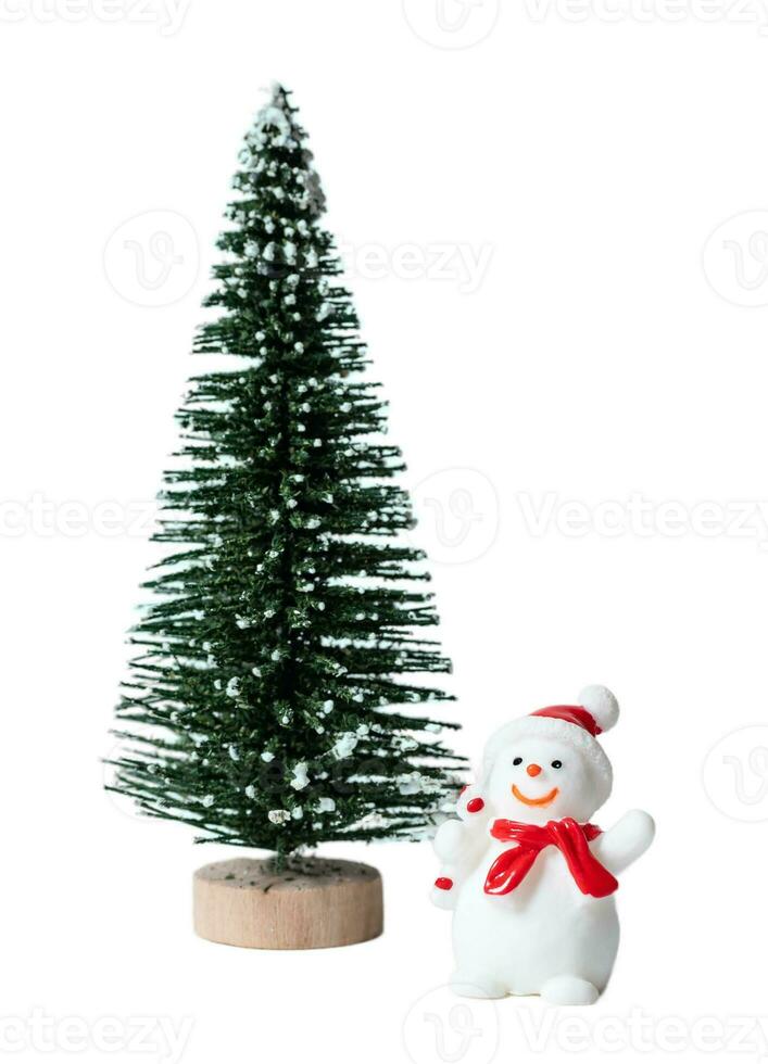 bonhomme de neige avec Noël arbre isolé sur blanc ou transparent Contexte. photo