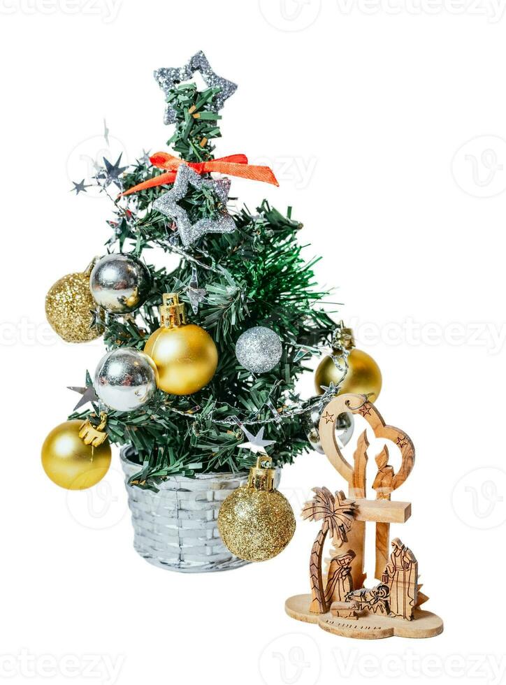 en bois Nativité scène et Noël arbre isolé sur blanc ou transparent Contexte. photo