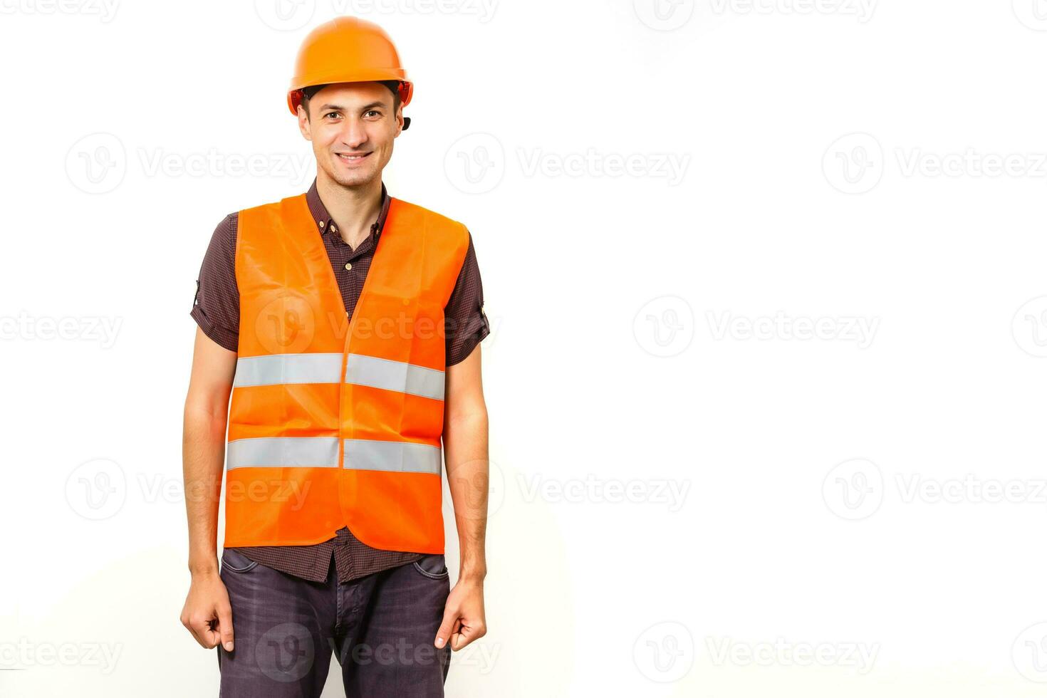 Jeune ouvrier isolé sur blanc photo