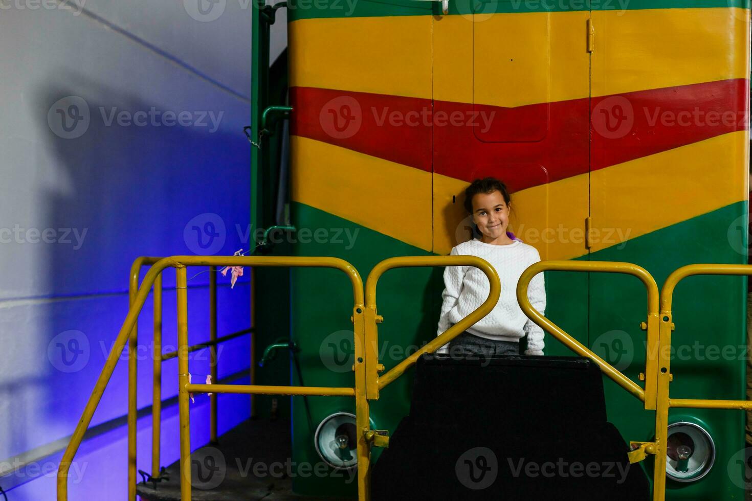 une peu fille près une grand train le chariot photo