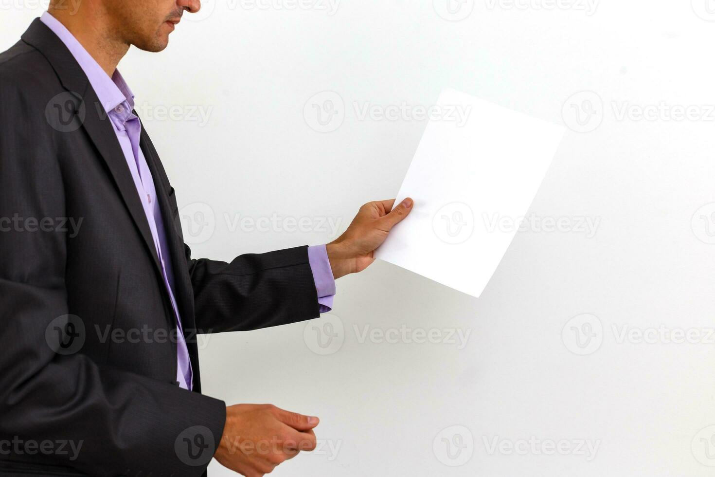 homme d'affaire en portant une Vide blanc conseil, enseigne, montrant un vide facture planche contre blanc Contexte photo
