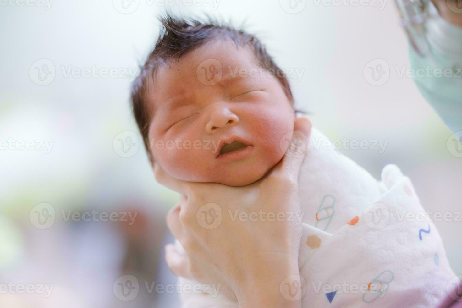 le bébé garçon a été juste née avec bébé tissu enveloppé autour le entier corps photo