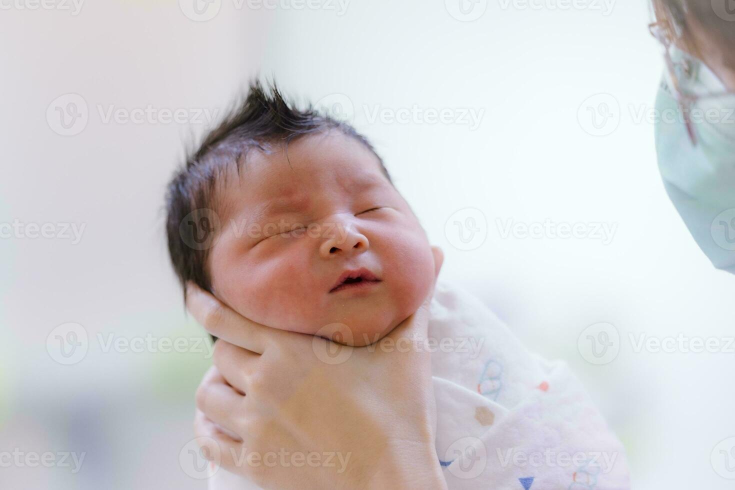 le bébé garçon a été juste née avec bébé tissu enveloppé autour le entier corps photo