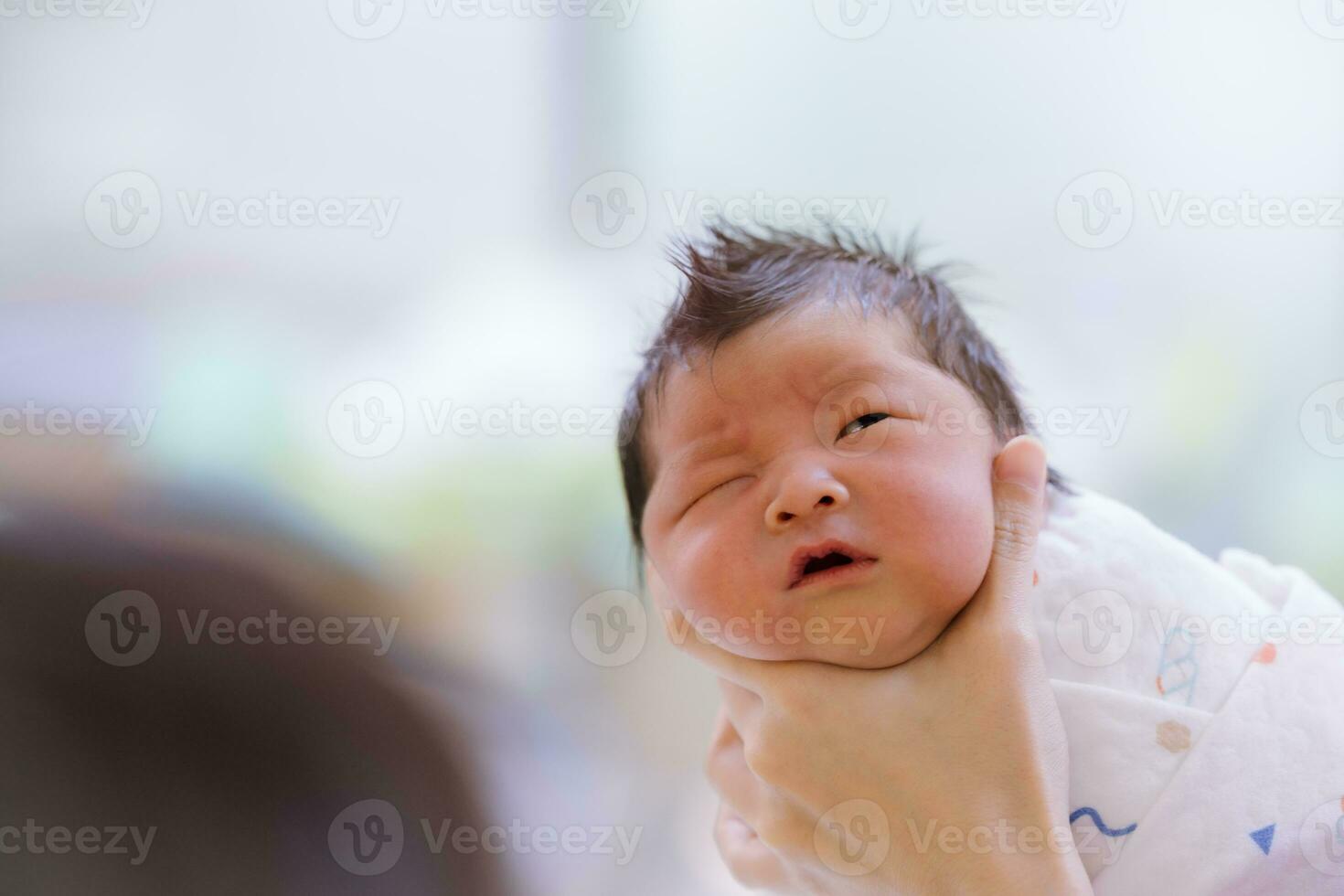 le bébé garçon a été juste née avec bébé tissu enveloppé autour le entier corps photo