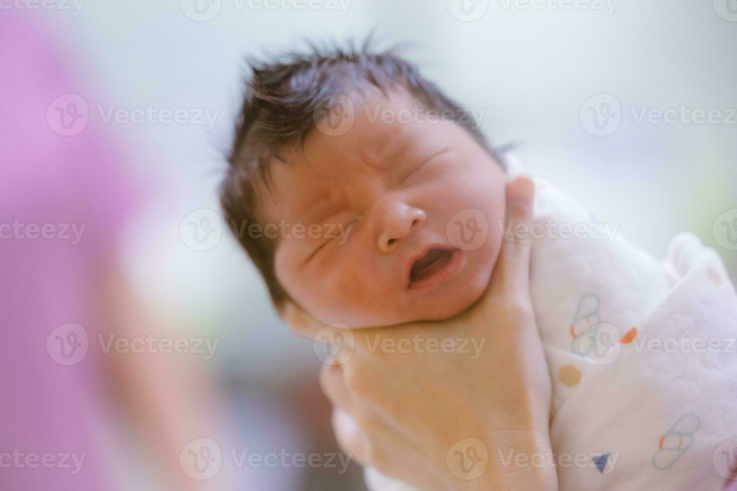 le bébé garçon a été juste née avec bébé tissu enveloppé autour le entier corps photo