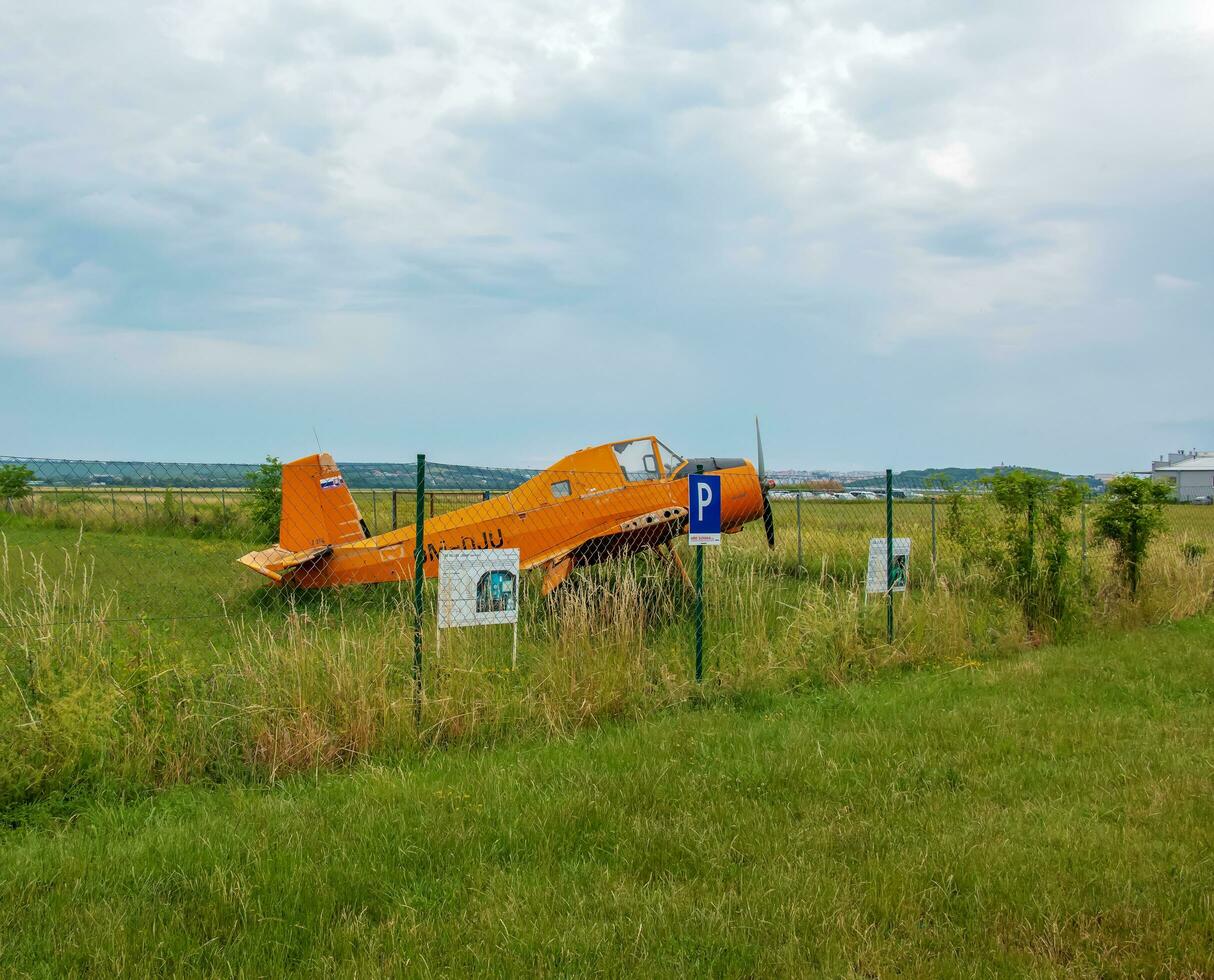 aéroclub, Nitra, la slovaquie - 16.06.2022 tchécoslovaque agricole avion zlin z-37 cmelak sur le territoire de le aéroclub dans nitre. photo