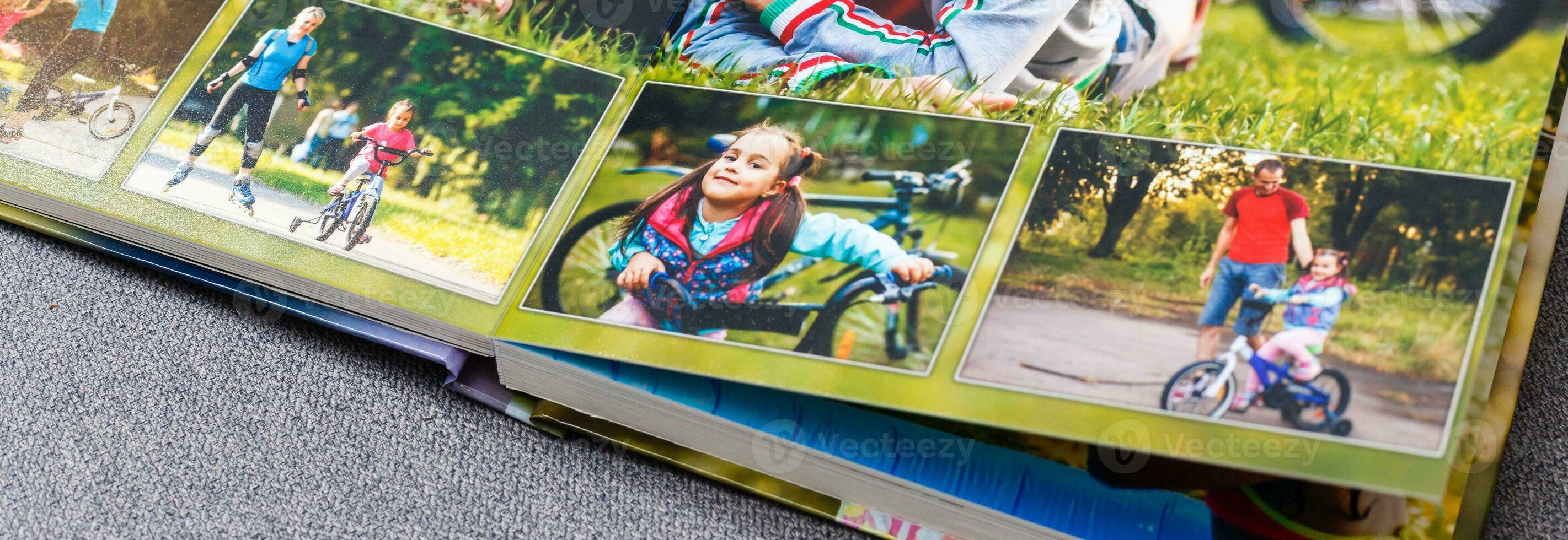 livre photo album sur plate-forme table avec Voyage Photos