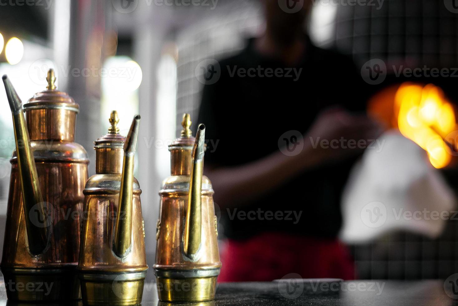 Huile d'olive burette en cuivre distributeur traditionnel détail dans le restaurant italien photo