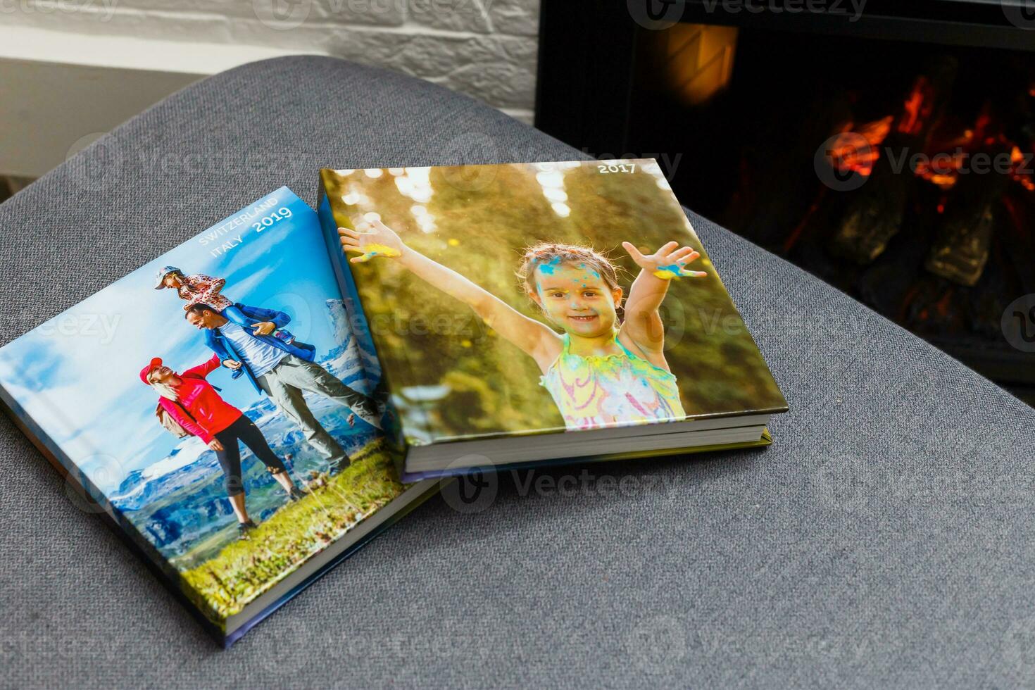 livre photo album sur plate-forme table avec Voyage Photos