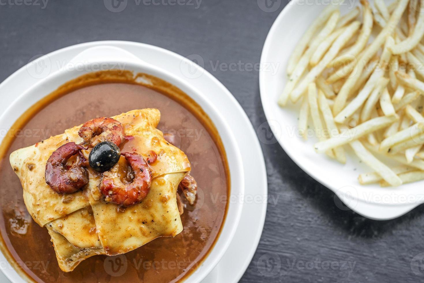 francesinha viande traditionnelle fromage sauce épicée sandwich grillé porto portugal photo