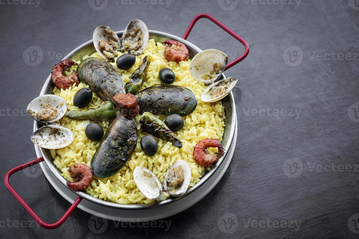mélange de fruits de mer et de riz paella célèbre repas espagnol traditionnel portugais photo