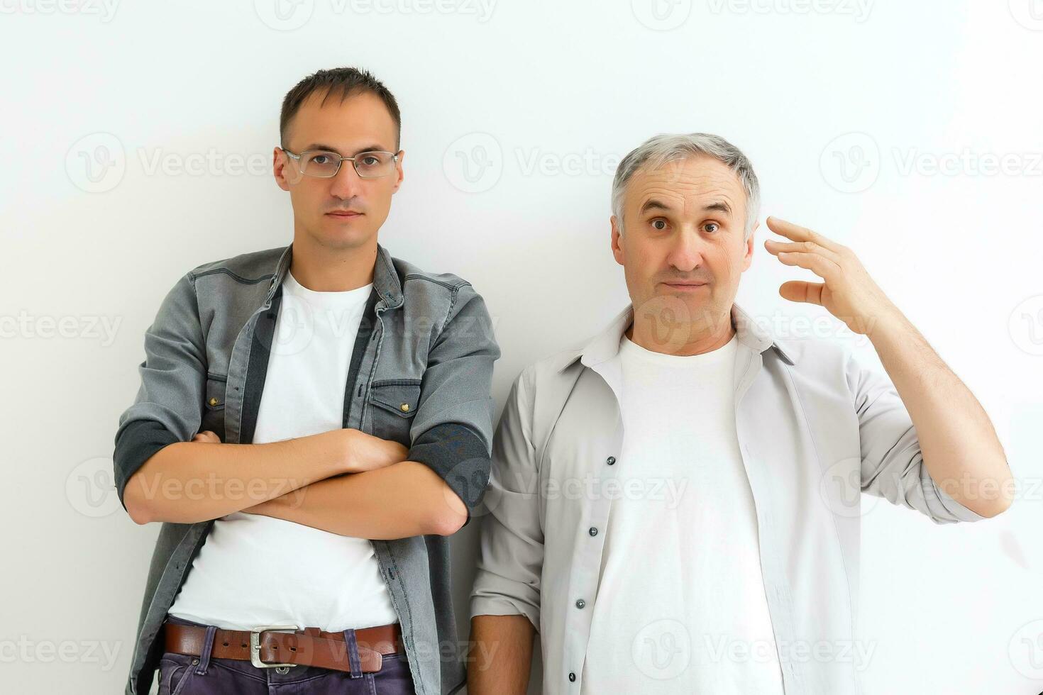 Sénior père avec adulte fils en parlant, isolé blanc Contexte. photo