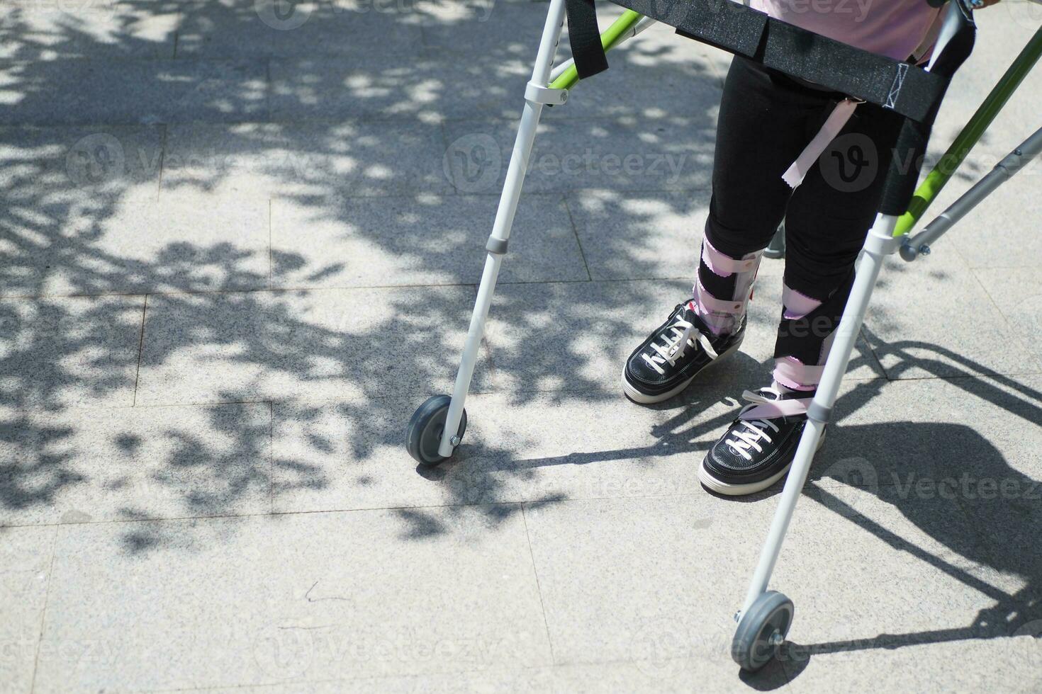enfant avec en marchant Cadre et le genou orthèse Extérieur photo
