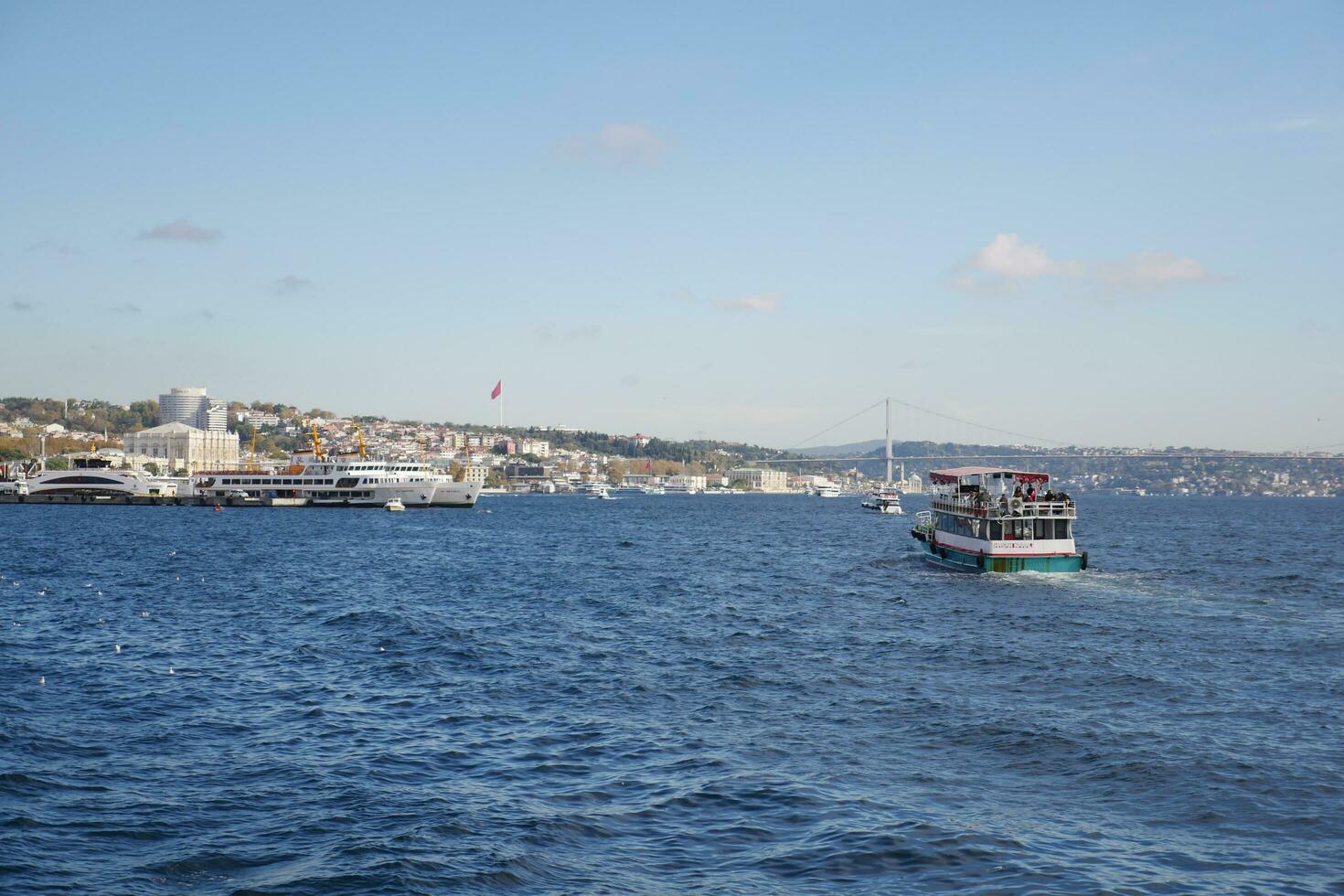 Istanbul, dinde 12 janvier 2023, ferry-boat voile sur le le bosphore rivière photo