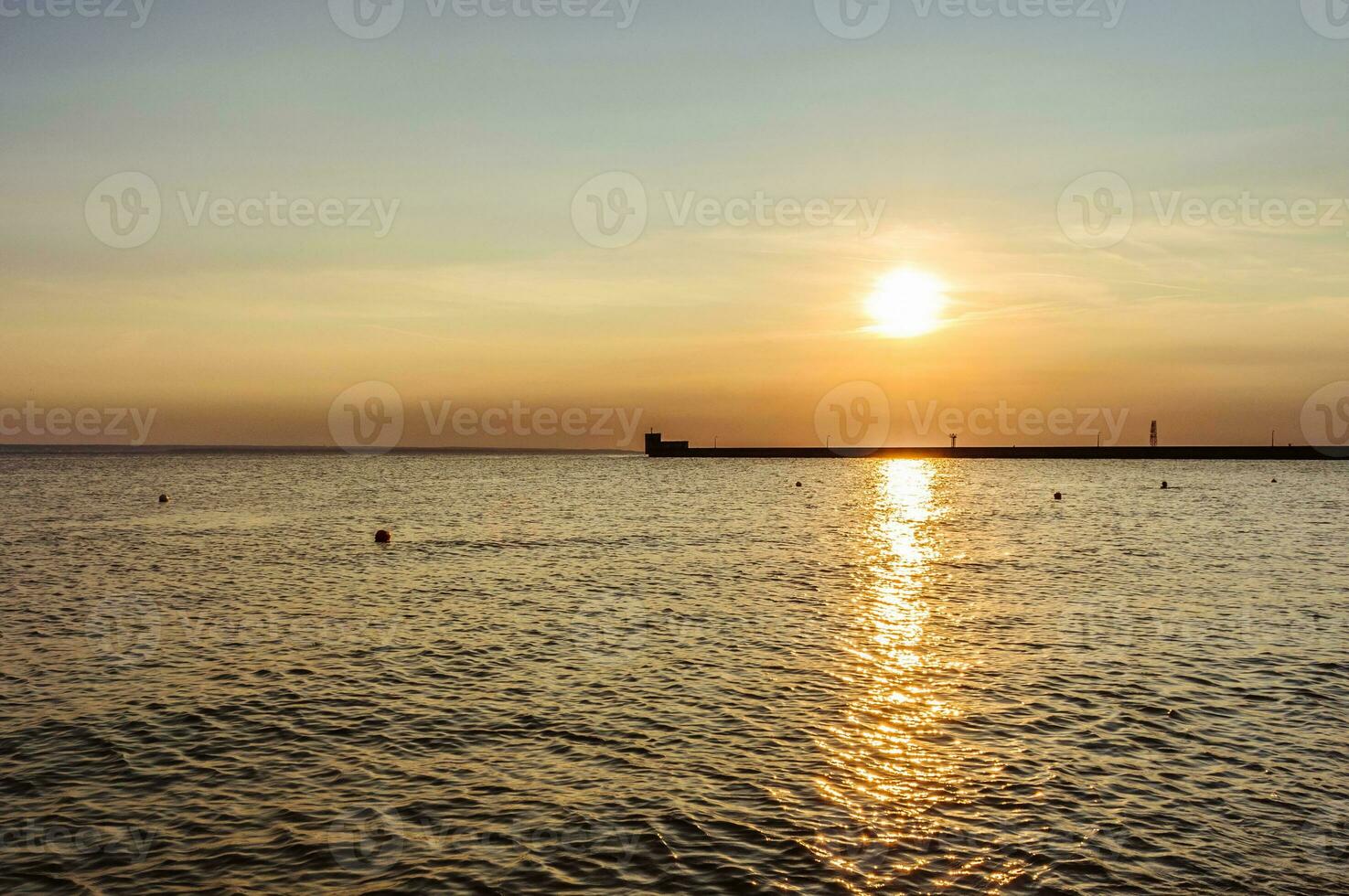 le coucher du soleil réflexion dans le l'eau de baltique mer photo