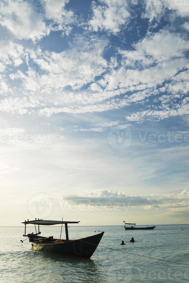 bateau traditionnel en bois sur la plage de l'île de koh rong au cambodge photo