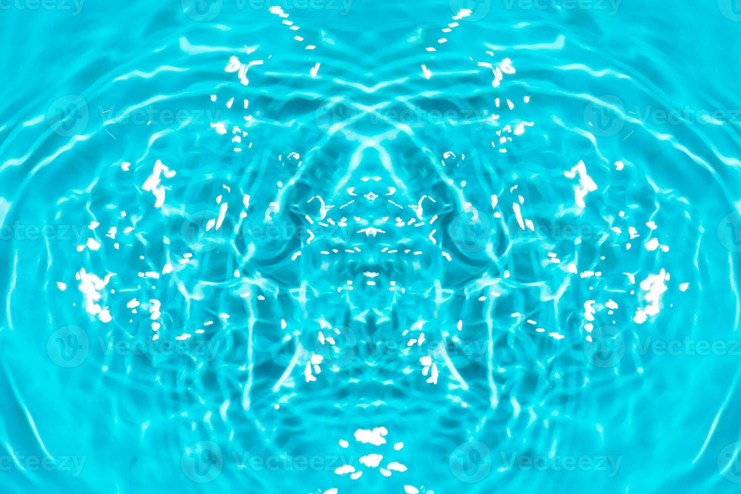 défocalisation flou transparent bleu coloré clair calme l'eau surface texture avec éclaboussures réflexion. branché abstrait la nature Contexte. l'eau vagues dans lumière du soleil avec copie espace. bleu aquarelle briller. photo