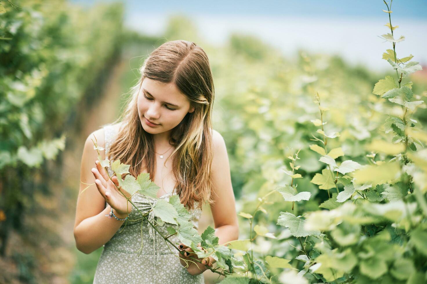 Extérieur portrait de jolie Jeune adolescent fille randonnée dans vignes, été Activités photo