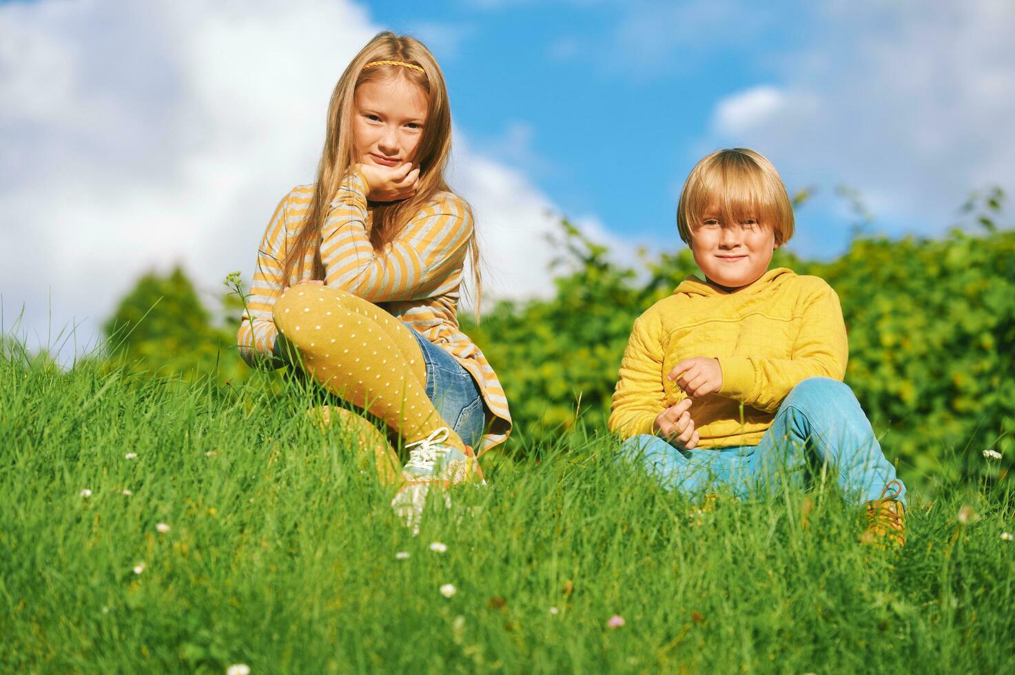 portrait de 2 marrant les enfants en jouant ensemble à l'extérieur photo