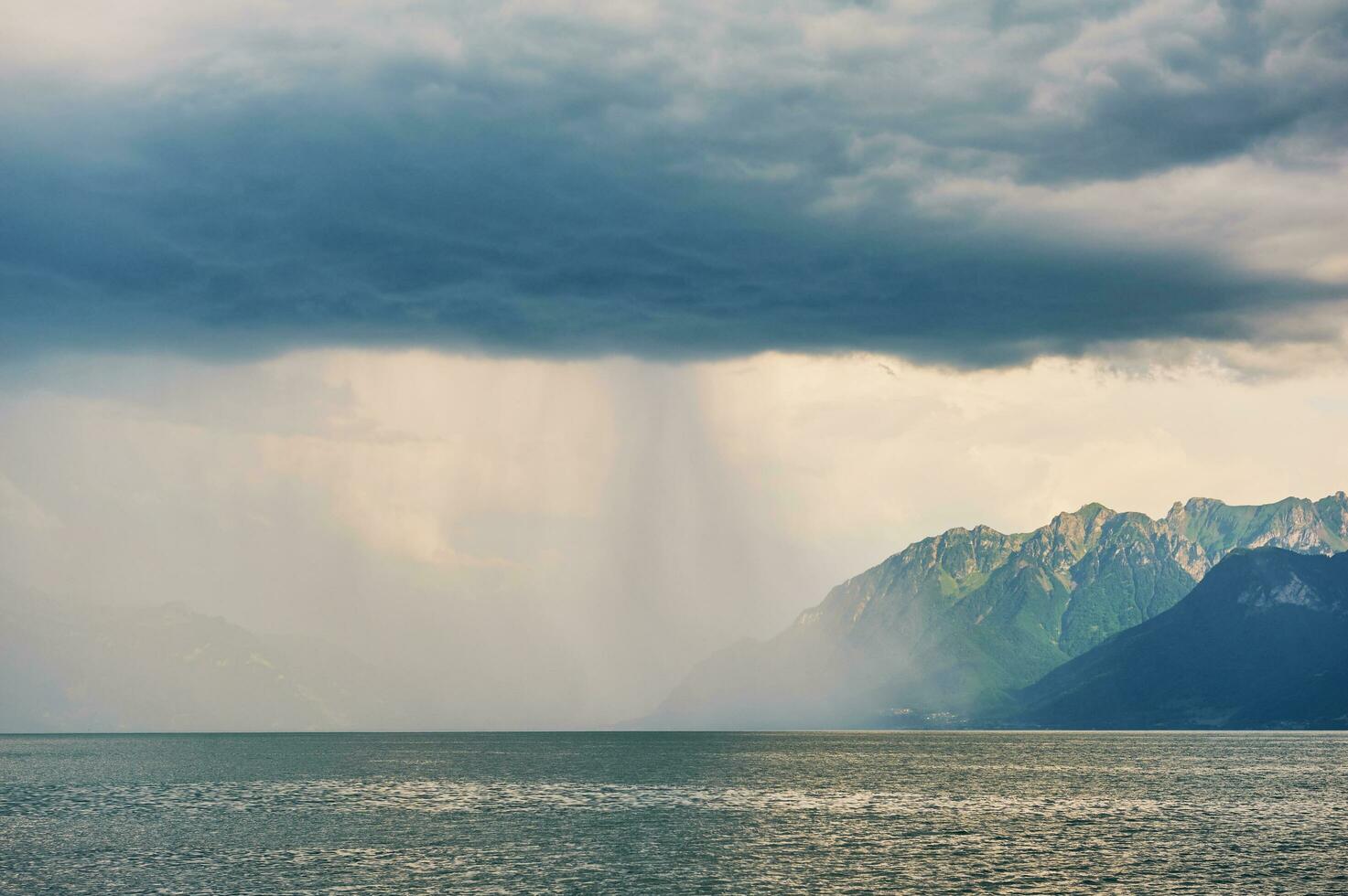 magnifique paysage avec pluie plus de Alpes et Lac Genève photo