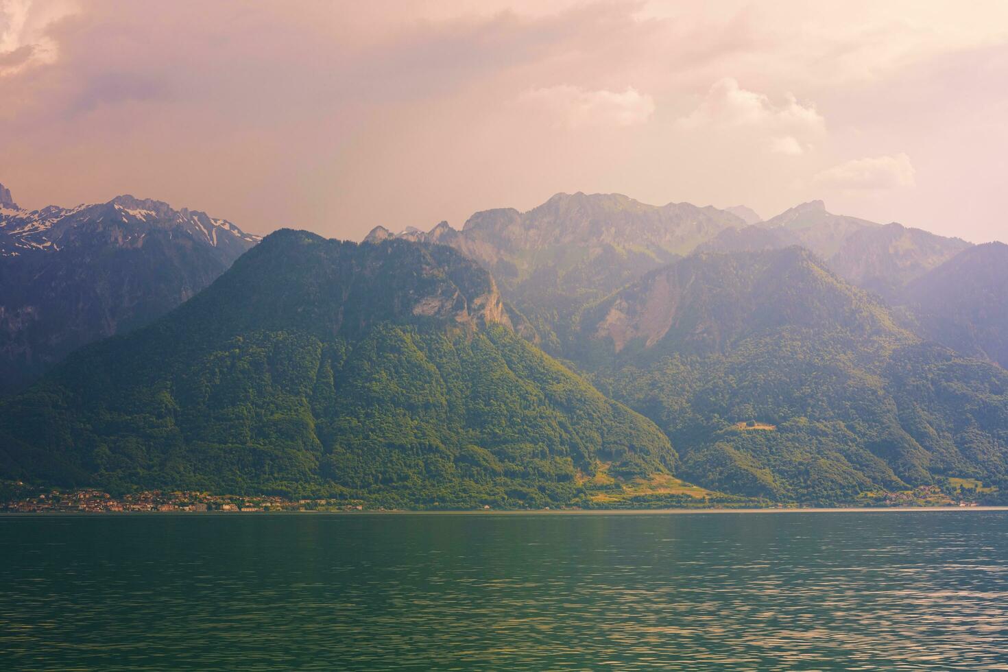 magnifique alpin Montagne dans le coucher du soleil lumière, Lac Genève, Suisse photo